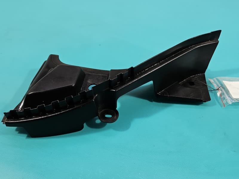 Osłona ZAŚLEPKA PLASTIK OSŁONA ZAWIASÓW MASKI PRAWA BMW iX1 U11 9883432