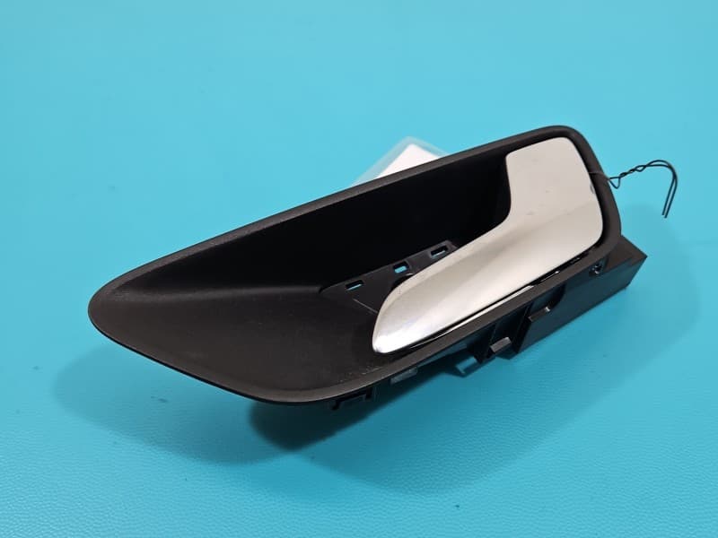 Klamka wewnętrzna tył prawa Ford Fiesta Mk8 81BB-A22600-BE