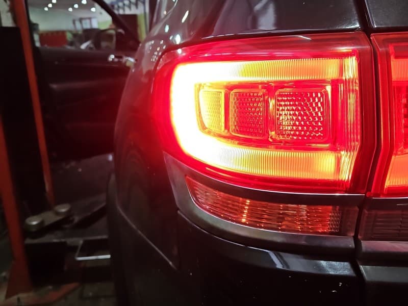 Lampa tył lewa błotnika Jeep Grand Cherokee IV WK2 HB EUROPA P68110001AC