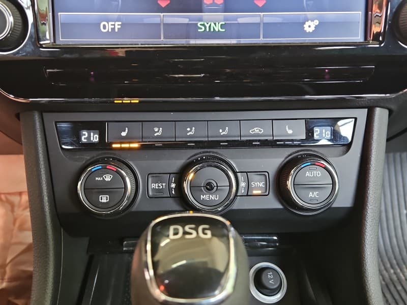 Konsola panel nawiewu Skoda Superb III 3V0907044BM
