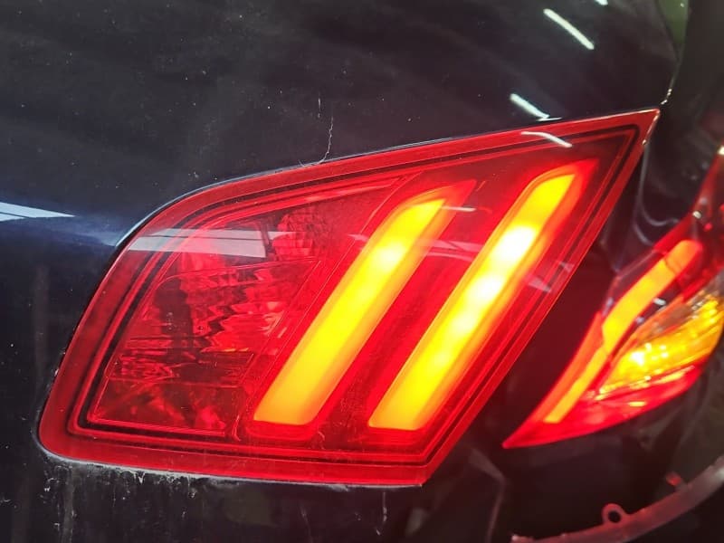 Lampa tył prawa klapy Peugeot 308 II T9 HB EUROPA 9677818280