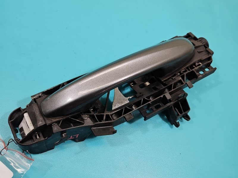 Klamka tył lewa zewnętrzna Mercedes W213 A0997601700 szary 992