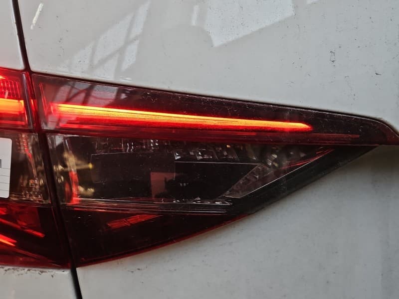 Lampa tył lewa klapy Skoda Superb III kombi EUROPA 3V9945307