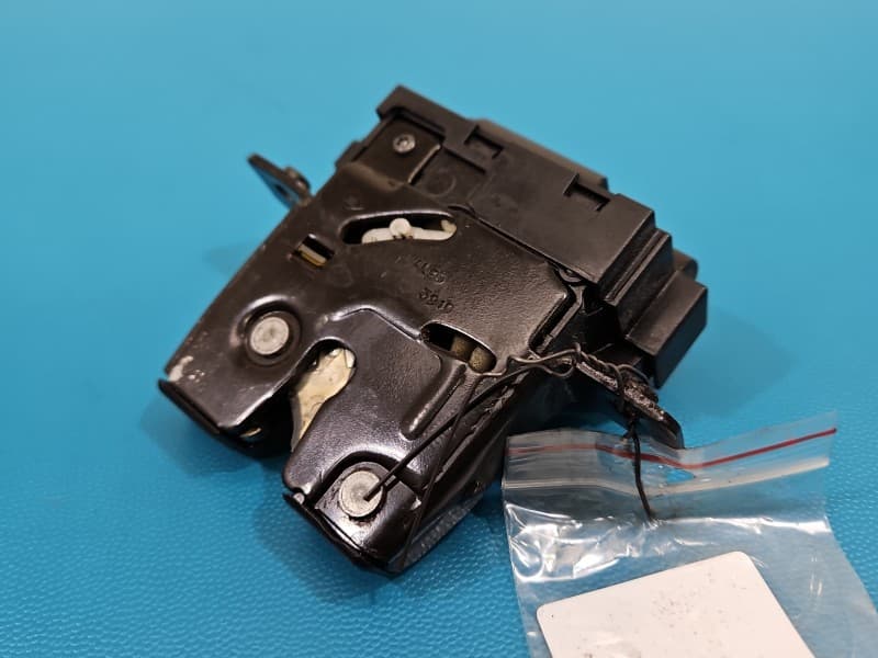 Zamek klapy tył Nissan Qashqai I J10 06-13 4 PIN 90502EY10A