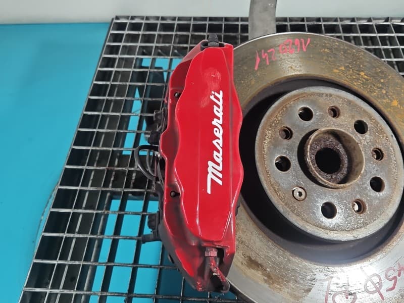 Zacisk przód lewy Maserati Ghibli III 13- 3,0 V6