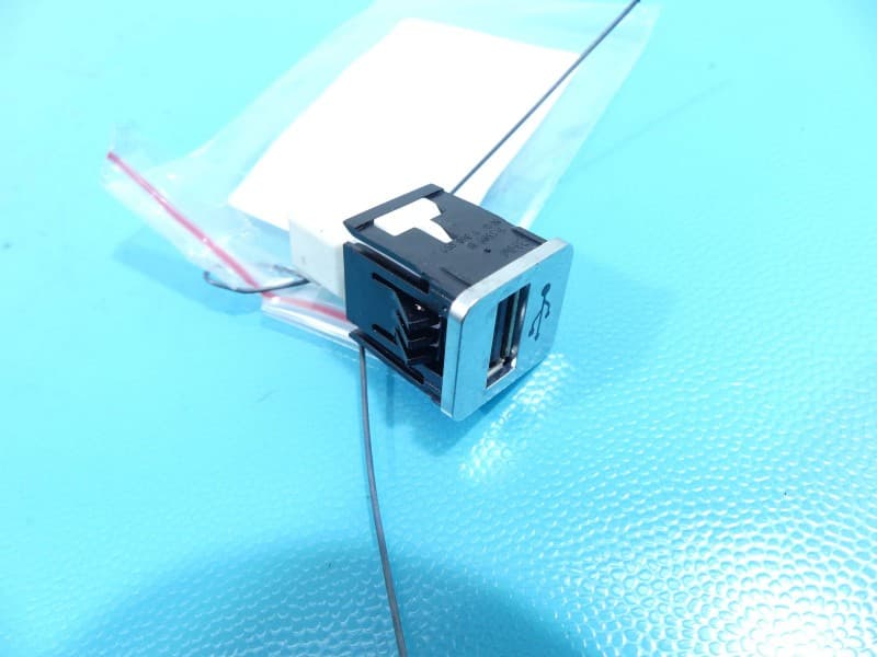 Gniazdo USB BMW G11 G12 9368857 74558010