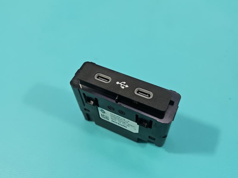 Gniazdo USB Dacia Duster III 24- 284H36611R-A 24062830171A