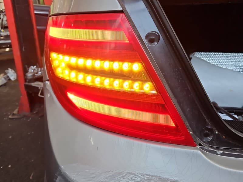 Lampa tył lewa błotnika Mercedes W204 sedan EUROPA 2049060203