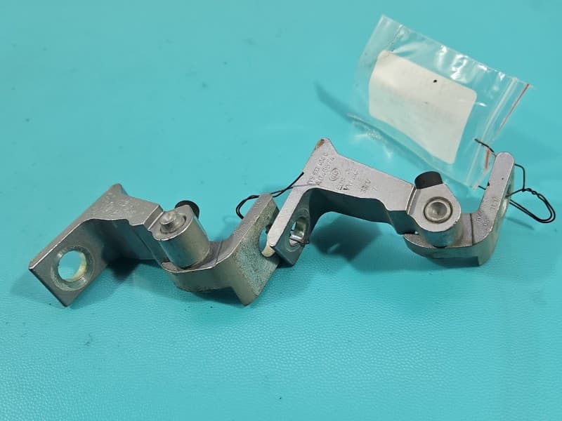 Zawias drzwi tył prawy Vw Passat B8 8V5833404C 8X0831404E
