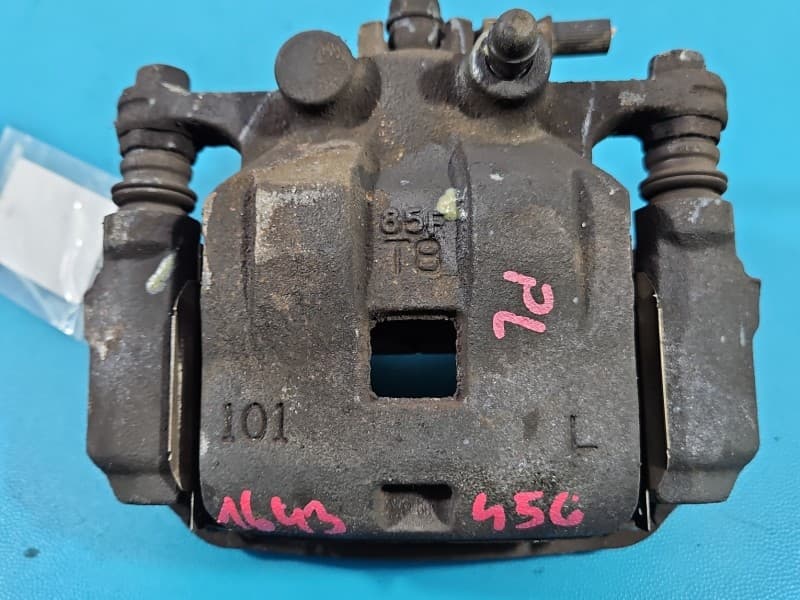 Zacisk przód lewy Suzuki Swift Mk8 1,2 16V
