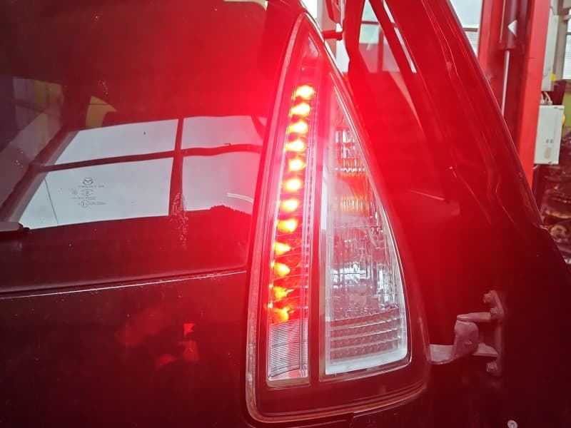 Lampa tył prawa błotnika MAZDA 5 05- HB EUROPA P7368R