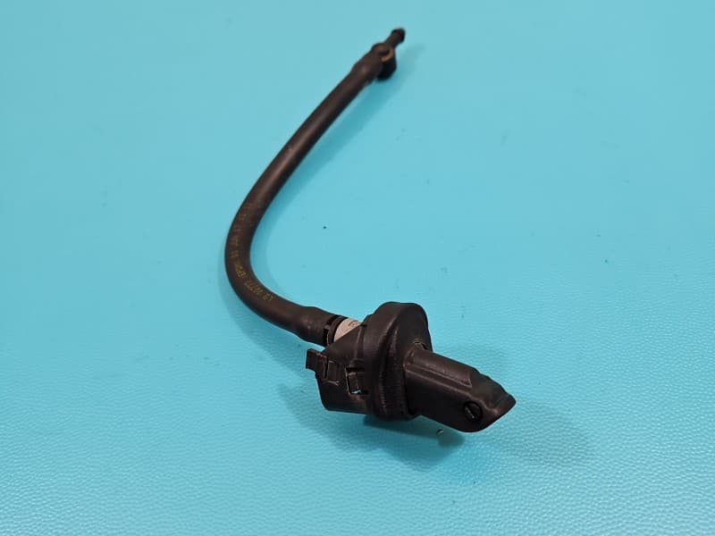 Spryskiwacz maski Land rover Discovery Sport 14- L550 szyby czołowej . Lewa