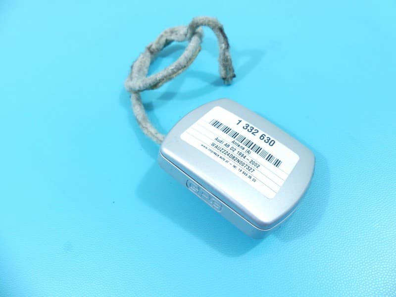 Antena Audi A8 D2 4D0919889 srebrny LY7W