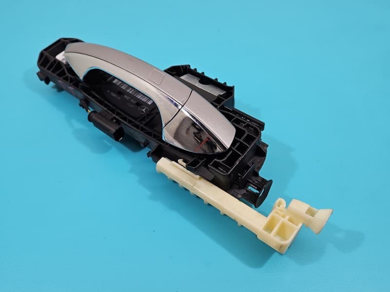 Klamka tył prawa zewnętrzna Mercedes CLS II C218 W218 218 A2047602434 srebrny 792