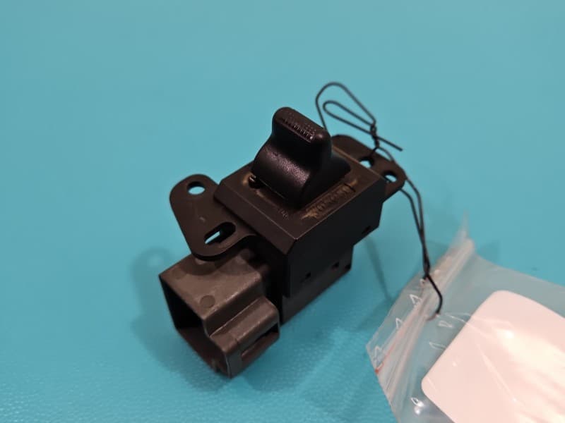Przełącznik szyb Chrysler Voyager IV 00-07 8 PIN EU 30505L 04685844AA