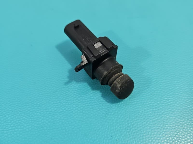 Przełącznik 2 PIN PRZYCISK KLAPY Jeep Grand Cherokee IV WK2 68160779AA
