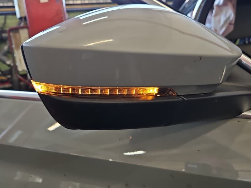 Lusterko prawe Skoda Kodiaq I 8 przewodów .Składane elektrycznie szary LF7A europa