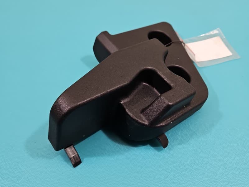 Osłona ZAŚLEPKA PLASTIK Osłona/wspornik bagażnika Prawa Opel Mokka B 20- 9835878980