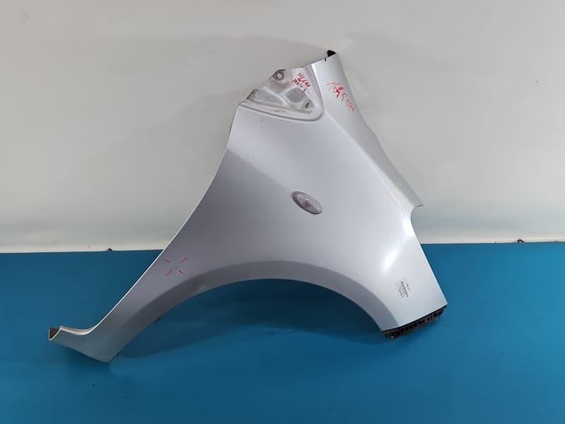Błotnik przód prawy Toyota Yaris II 1E7
