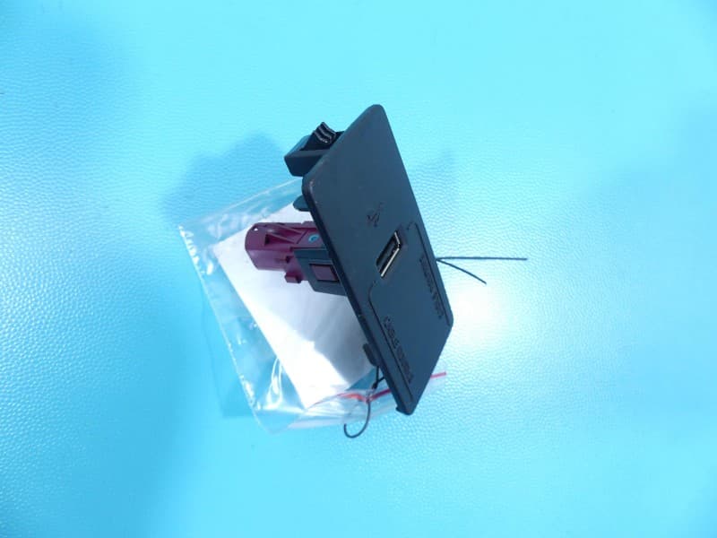 Gniazdo USB Volvo S90 II 16- 31497152