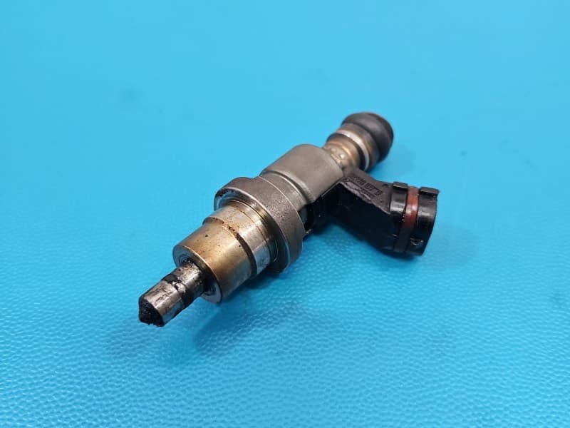 Wtryskiwacz 23250-28030 Toyota Avensis II T25 2,0 vvti 147KM