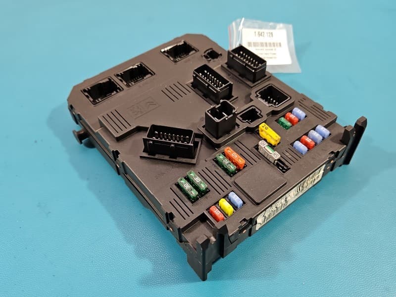 Sterownik moduł BSI, Zerwane mocowanie Citroen Xsara Picasso 9653667580 S118085320