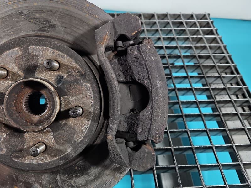 Zacisk przód prawy Ford Mondeo Mk3 1,8 16V