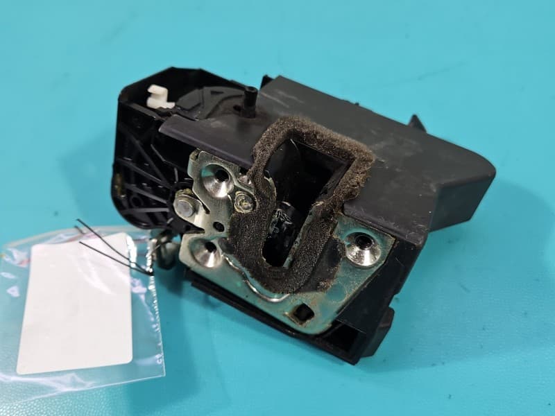 Zamek tył prawy Dacia Sandero III 20- 2pin 825020994RB