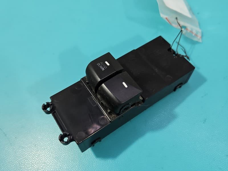 Przełącznik szyb Hyundai I30 II 12-16 EU 93570-A6100 39Y49H-1000