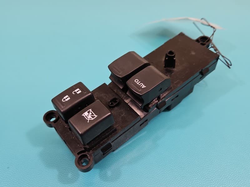 Przełącznik szyb Suzuki Swift Mk8 Suzuki EU 52R4