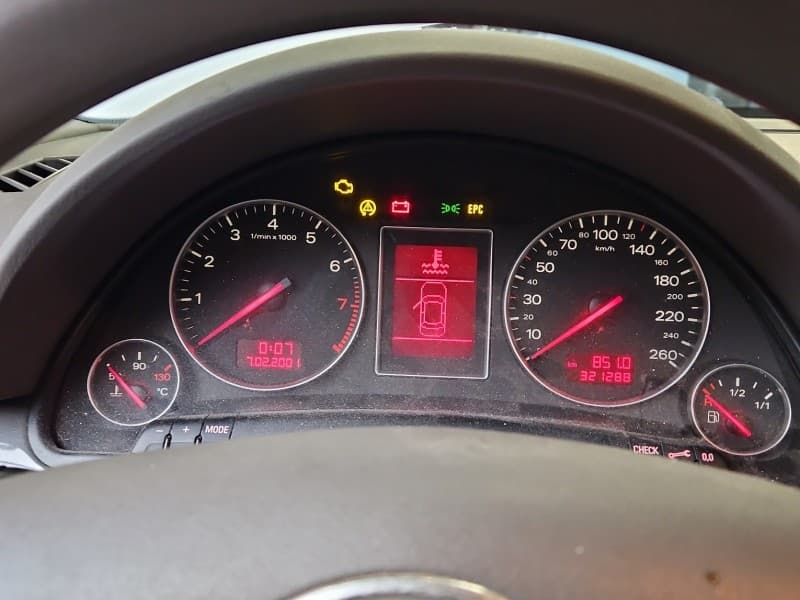 Licznik Audi A4 B6 2,0 20V ALT 8E0920900FX EUROPA