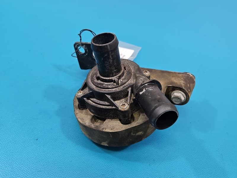 Pompka obiegu wody pompa Opel Astra V K 1,2 12V 13592754