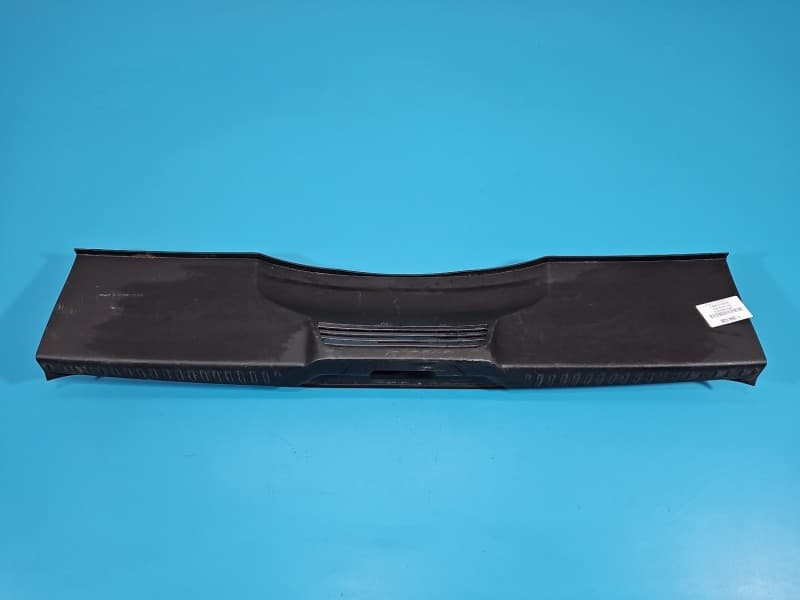 Osłona ZAŚLEPKA PLASTIK Rysy hatchback PASA TYLNEGO BAGAŻNIKA Ford Focus Mk4 JX7B-A40352-AEW