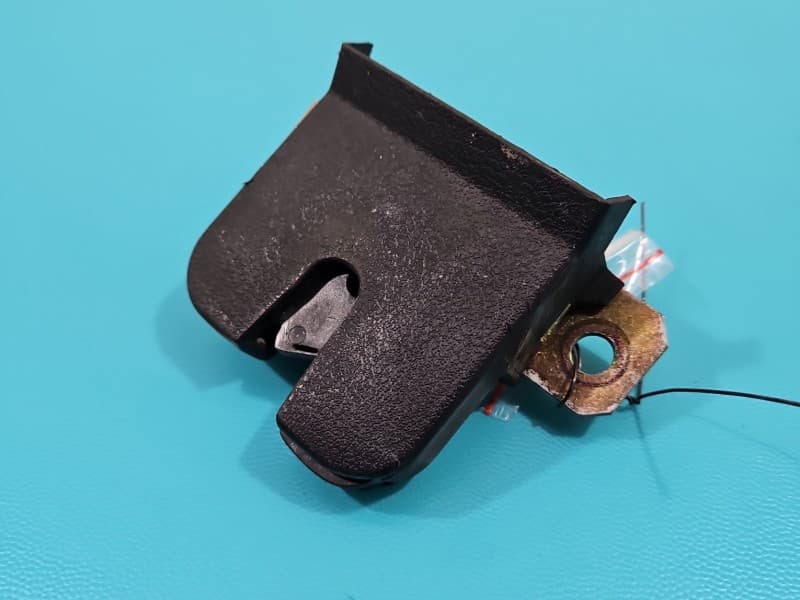 Zamek klapy tył Vw New Beetle 98- HB 1C0827505C