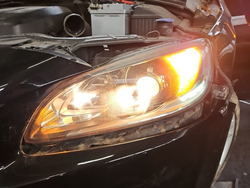 Reflektor lewy lampa przód VOLVO S60 II 10- EUROPA 31420287