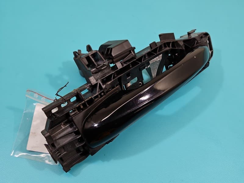 Klamka tył lewa zewnętrzna Mercedes W205 A0997601700 czarny 197