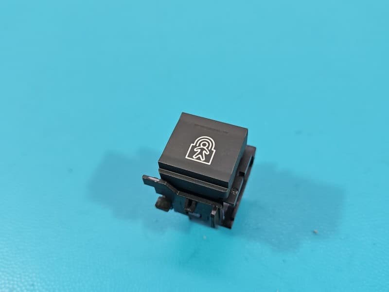 Przełącznik zamków Toyota Proace City 98177358ZD
