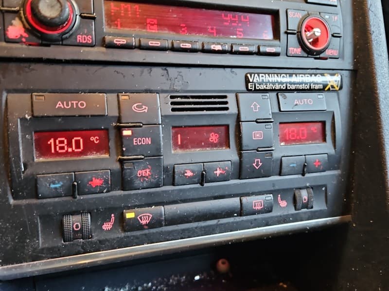 Konsola panel nawiewu Audi A4 B6 8E0820043A