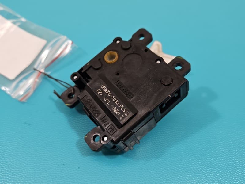 Silniczek nawiewu NAGRZEWNICY Toyota Land Cruiser J200 07- 063800-1030 EUROPA