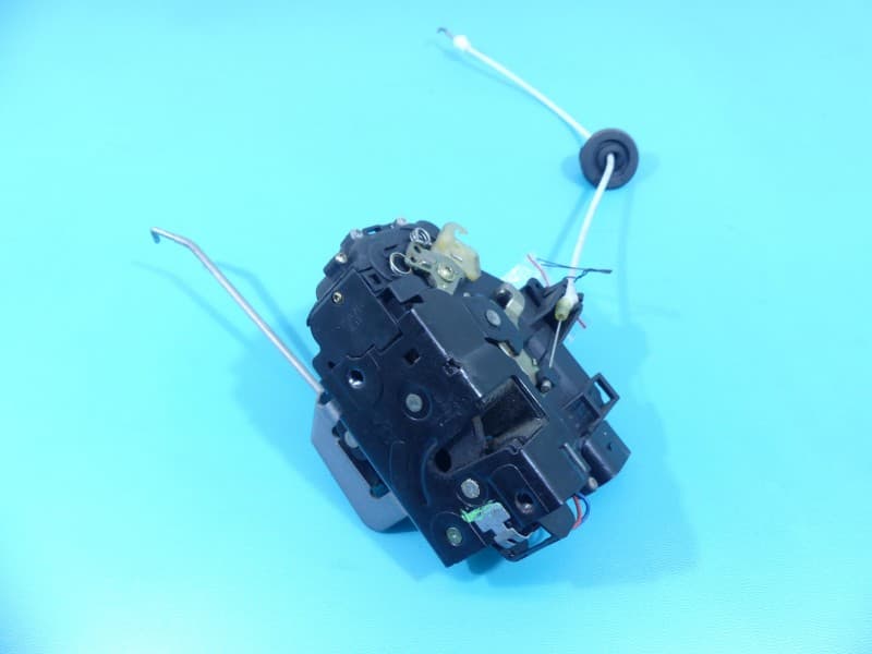 Zamek przód lewy Audi A4 B6 EUROPA 9 PIN 4B1837015G