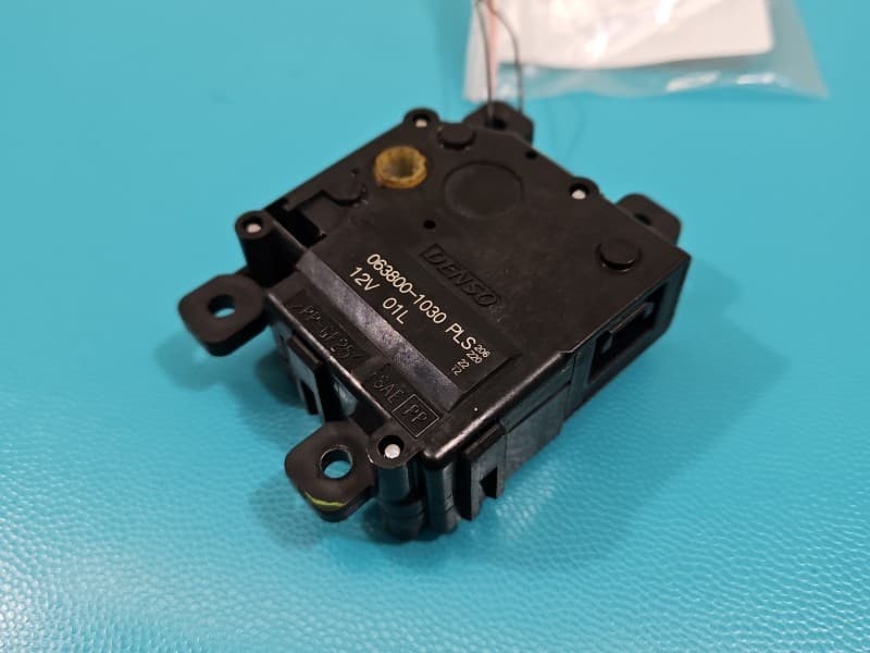 Silniczek nawiewu NAGRZEWNICY Toyota Land Cruiser J200 07- 063800-1030 EUROPA