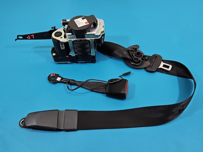 Pas bezpieczeństwa przód lewy kierowcy Audi A4 B9 EU 629855300 626725900L 8W0857755