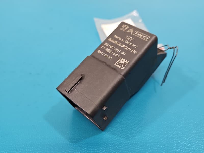 Przekaźnik świec żarowych Peugeot 301 1,6 hdi 9803299780 51299058A