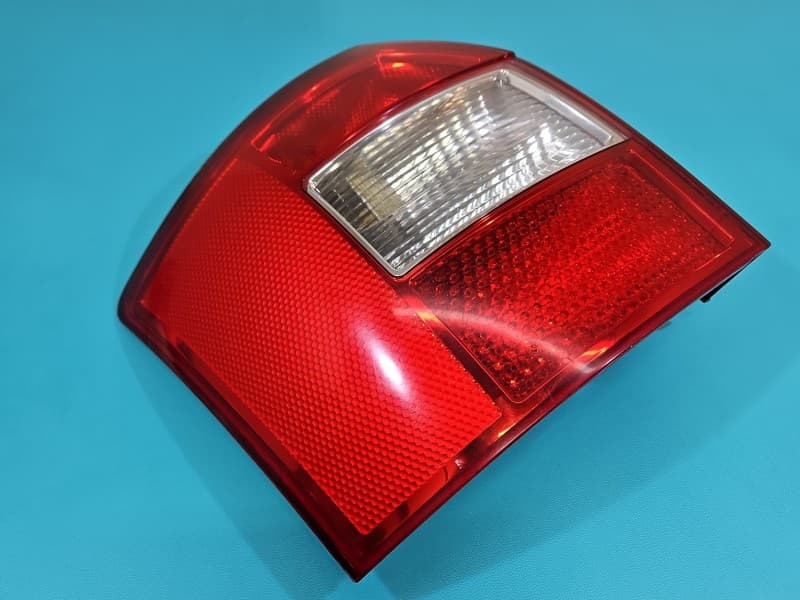 Lampa tył lewa błotnika Audi A4 B6 kombi EUROPA 8E9945095
