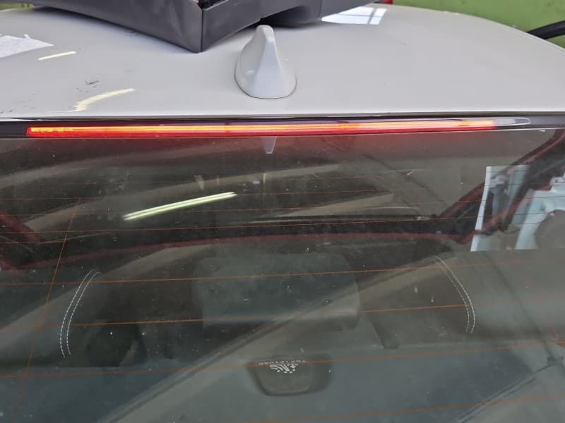 TRZECIE ŚWIATŁO STOP STOPU Jaguar XE X760 sedan GX7313A613