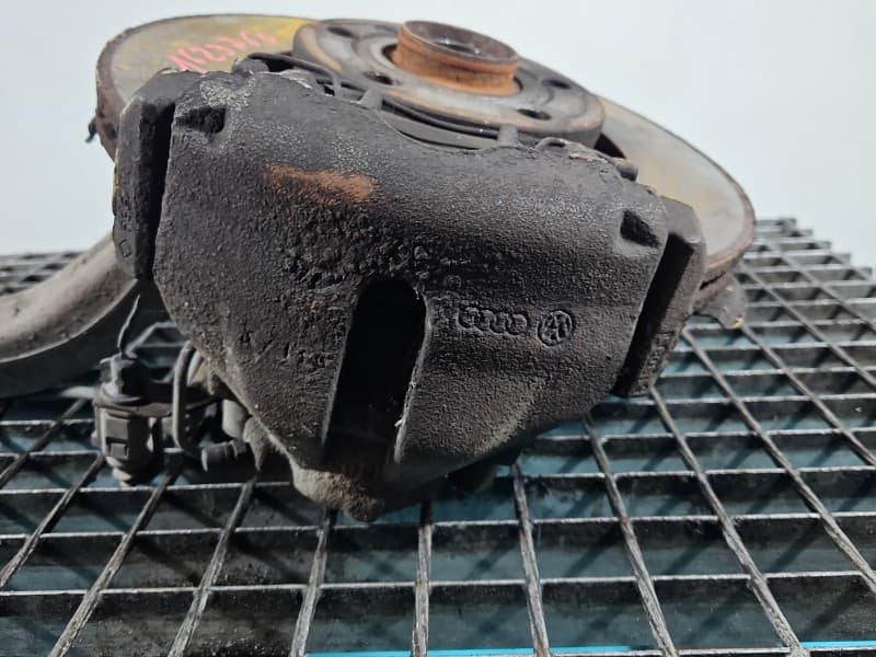 Zacisk przód prawy Audi A4 B6 2,5 tdi