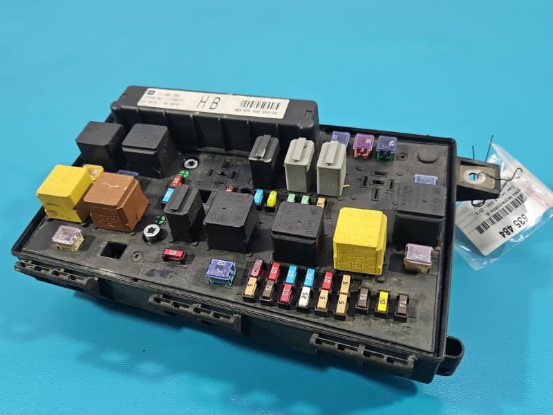 Skrzynka bezpieczników Opel Zafira B 13206754 5DK008668-38
