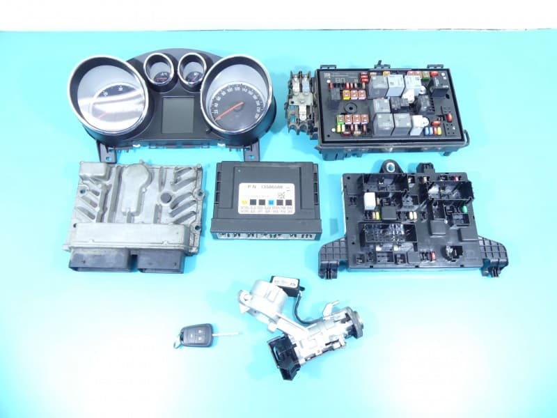 Komputer Sterownik silnika Opel Astra IV J 1,7 cdti 55588354