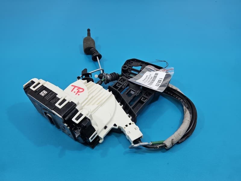 Zamek tył prawy INFINITI QX30 H15 16-19 4PIN A2040085999