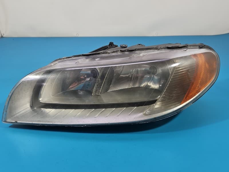 Reflektor lewy lampa przód VOLVO V70 III EUROPA 31214351